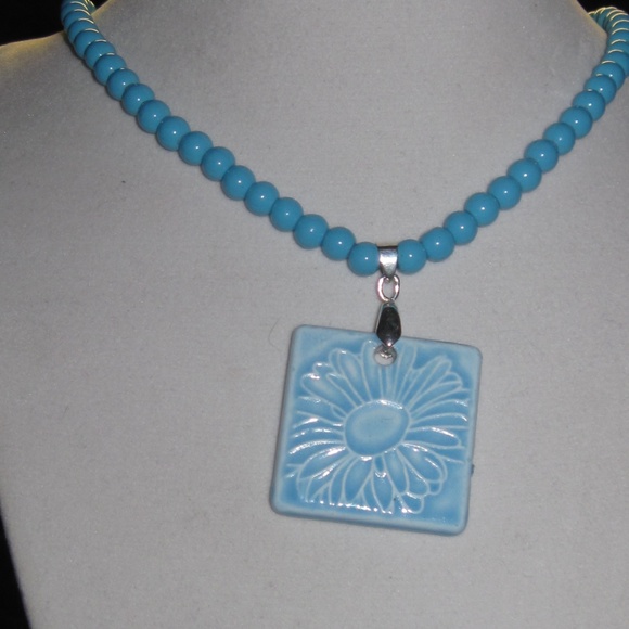 3/$20 | Aqua bead and ceramic daisy necklace - Picture 6 of 8